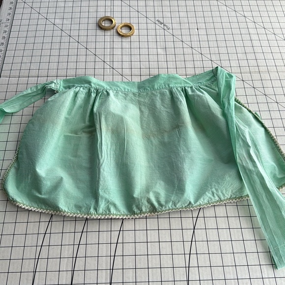 Vintage 1950s Novelty Apron – Mint Green with Gingham Hearts & Folk Dancers - Picture 12 of 15
